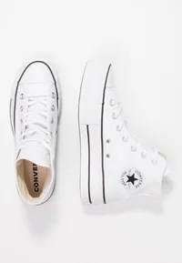 Immagine contenente l'outfit Converse alte bianche