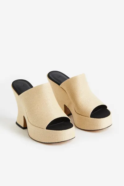 Immagine contenente l'outfit Sandali slip-on in paglia con plateau