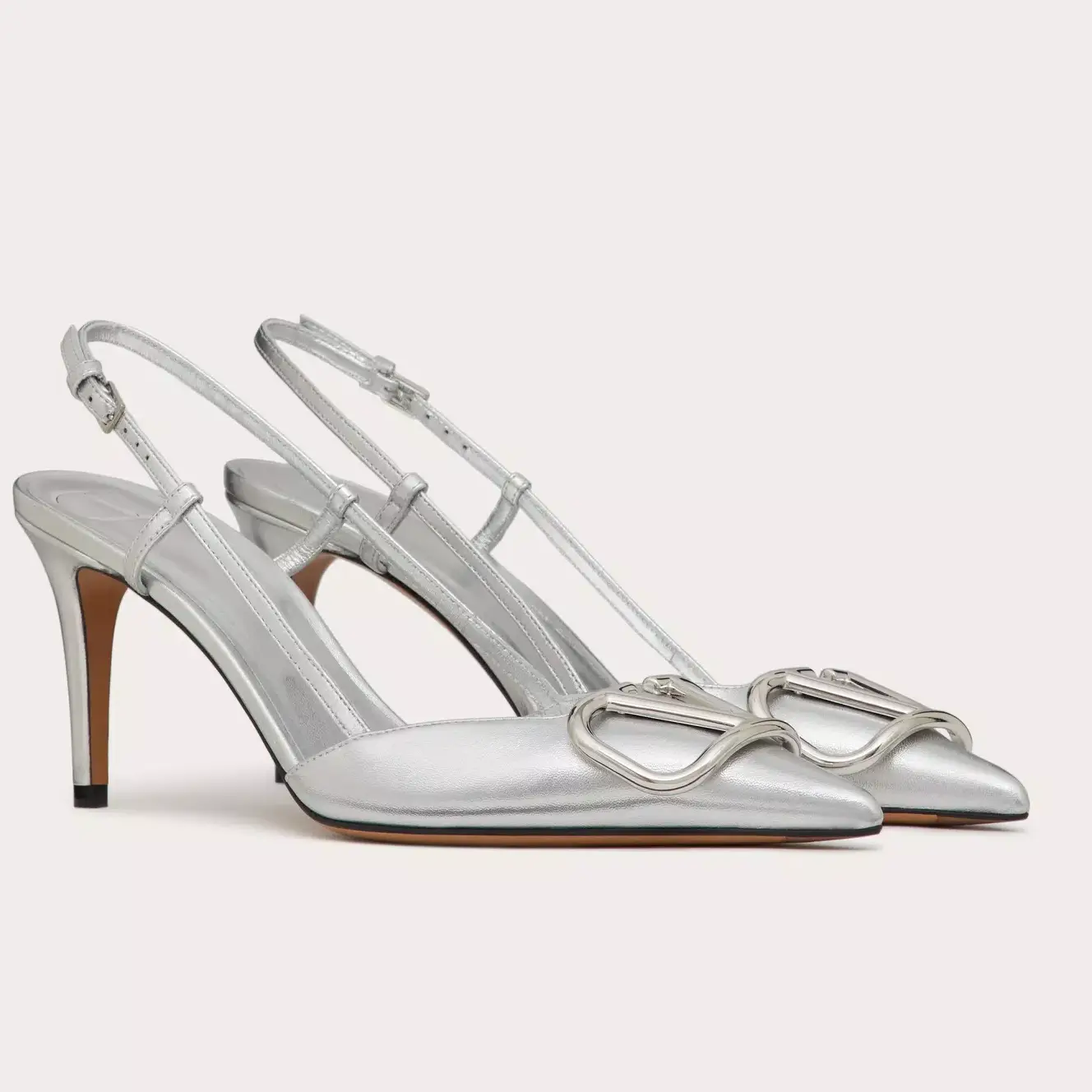 Immagine contenente l'outfit DÉCOLLETÉ SLINGBACK VLOGO Valentino