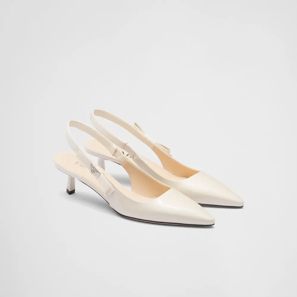 Immagine contenente l'outfit Décolleté slingback in vernice Prada