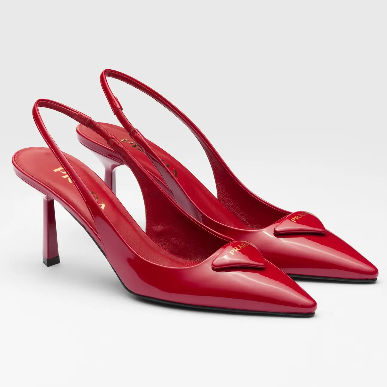 Immagine contenente l'outfit Décolleté slingback in vernice Prada