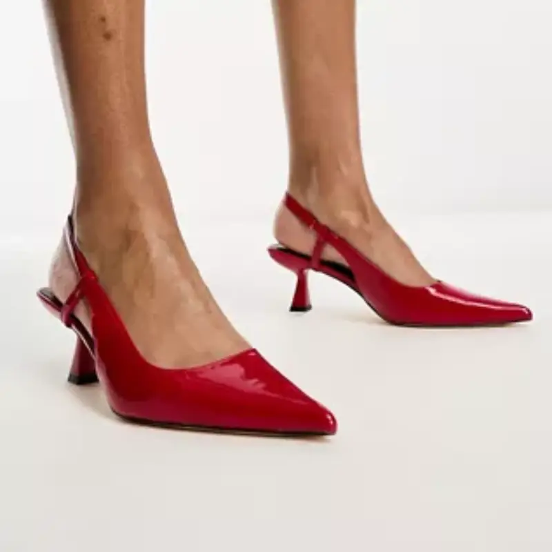 Immagine contenente l'outfit Scarpe rosso verniciato