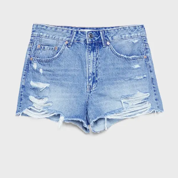 Immagine contenente l'outfit Shorts in denim strappati Stradivarius